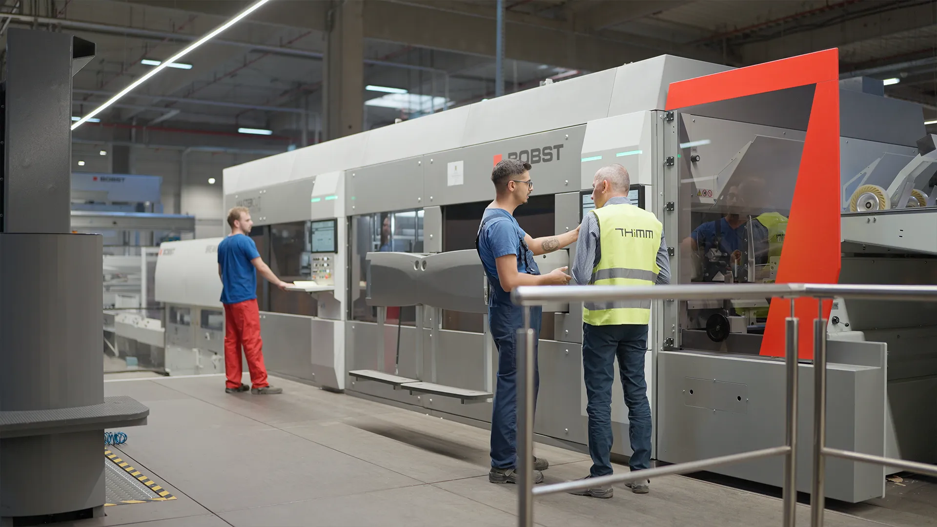 THIMM operators at the control panel of the BOBST MASTERCUTLINE